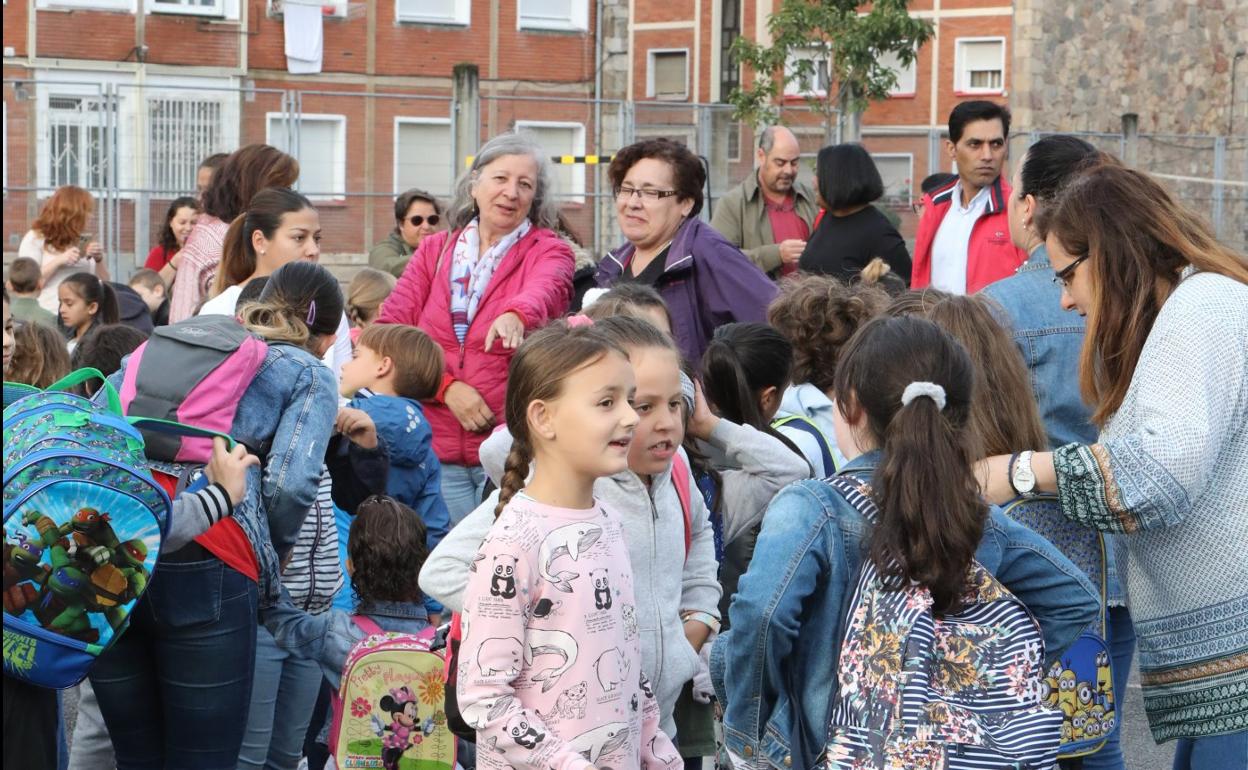 Varios niños, en colegio Marcos del Torniello de Avilés. 