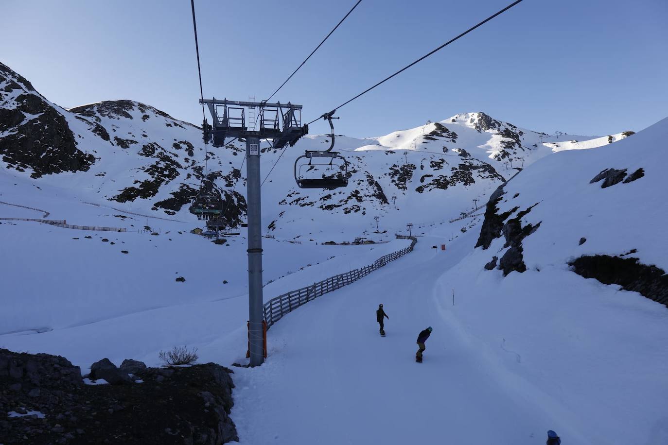 La estación de esquí de Fuentes de Invierno ha iniciado la temporada este viernes