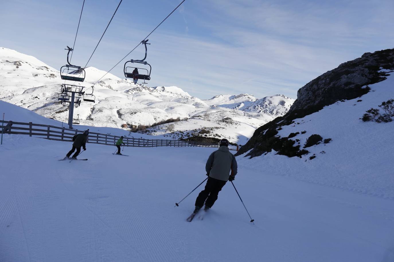 La estación de esquí de Fuentes de Invierno ha iniciado la temporada este viernes