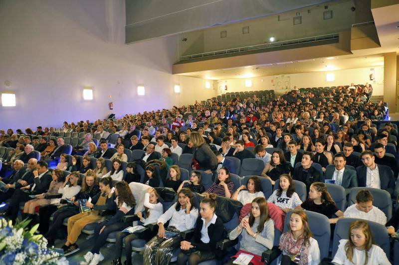 El Club Natación Santa Olaya reunió este viernes a sus mejores deportistas en la gala anual del club que se celebró en el recinto ferial Luis Adaro. Aroa Silva y César Castro fueron distinguidos. 