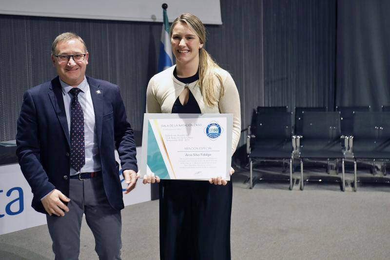 El Club Natación Santa Olaya reunió este viernes a sus mejores deportistas en la gala anual del club que se celebró en el recinto ferial Luis Adaro. Aroa Silva y César Castro fueron distinguidos. 