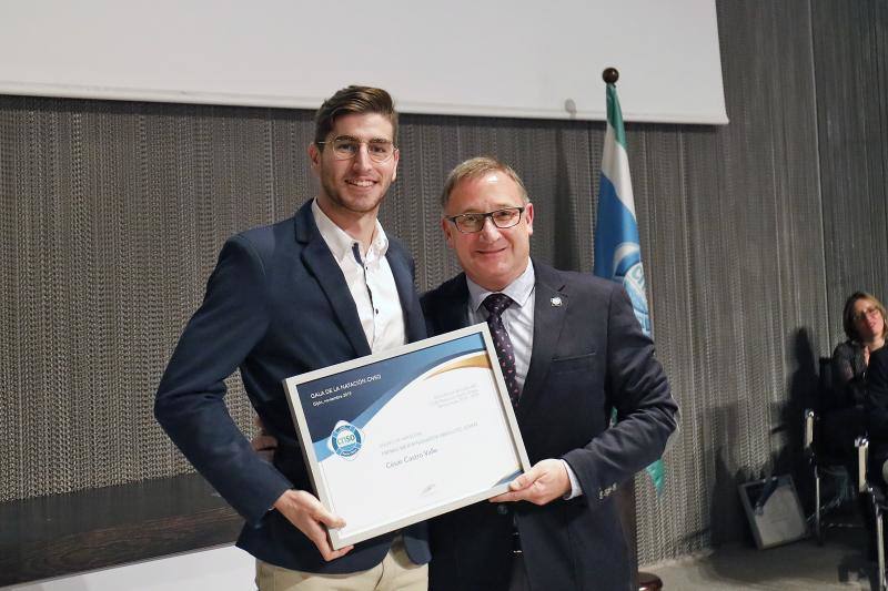 El Club Natación Santa Olaya reunió este viernes a sus mejores deportistas en la gala anual del club que se celebró en el recinto ferial Luis Adaro. Aroa Silva y César Castro fueron distinguidos. 