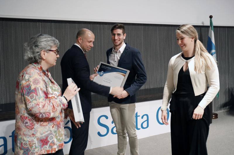 El Club Natación Santa Olaya reunió este viernes a sus mejores deportistas en la gala anual del club que se celebró en el recinto ferial Luis Adaro. Aroa Silva y César Castro fueron distinguidos. 