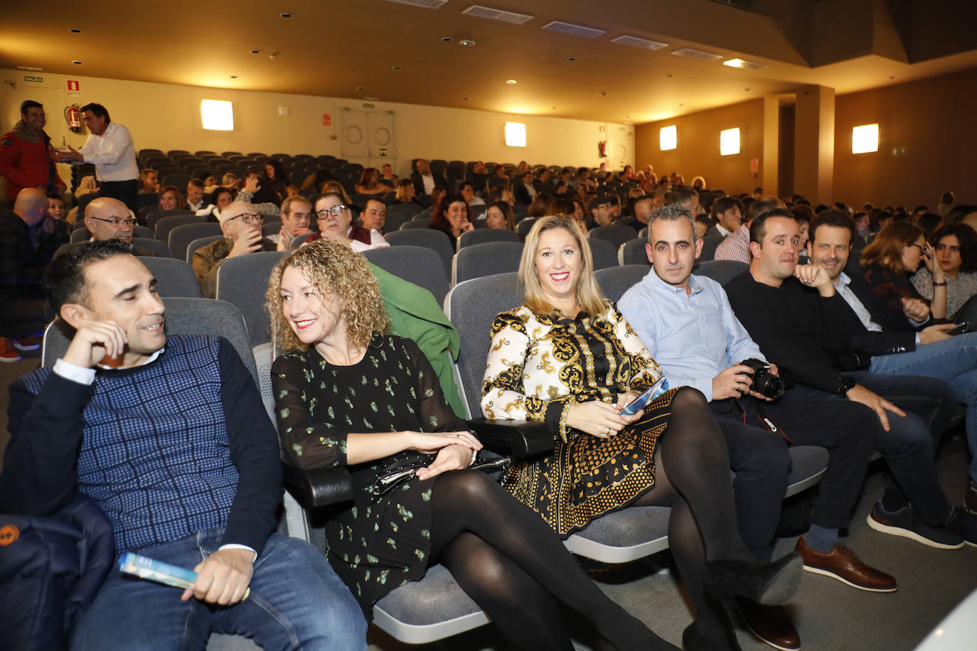 El Club Natación Santa Olaya reunió este viernes a sus mejores deportistas en la gala anual del club que se celebró en el recinto ferial Luis Adaro. Aroa Silva y César Castro fueron distinguidos. 