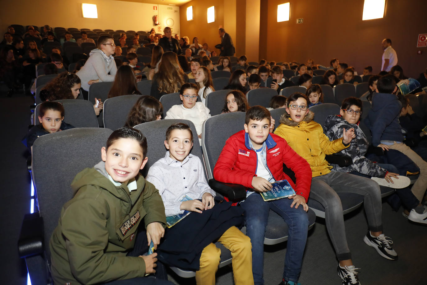 El Club Natación Santa Olaya reunió este viernes a sus mejores deportistas en la gala anual del club que se celebró en el recinto ferial Luis Adaro. Aroa Silva y César Castro fueron distinguidos. 