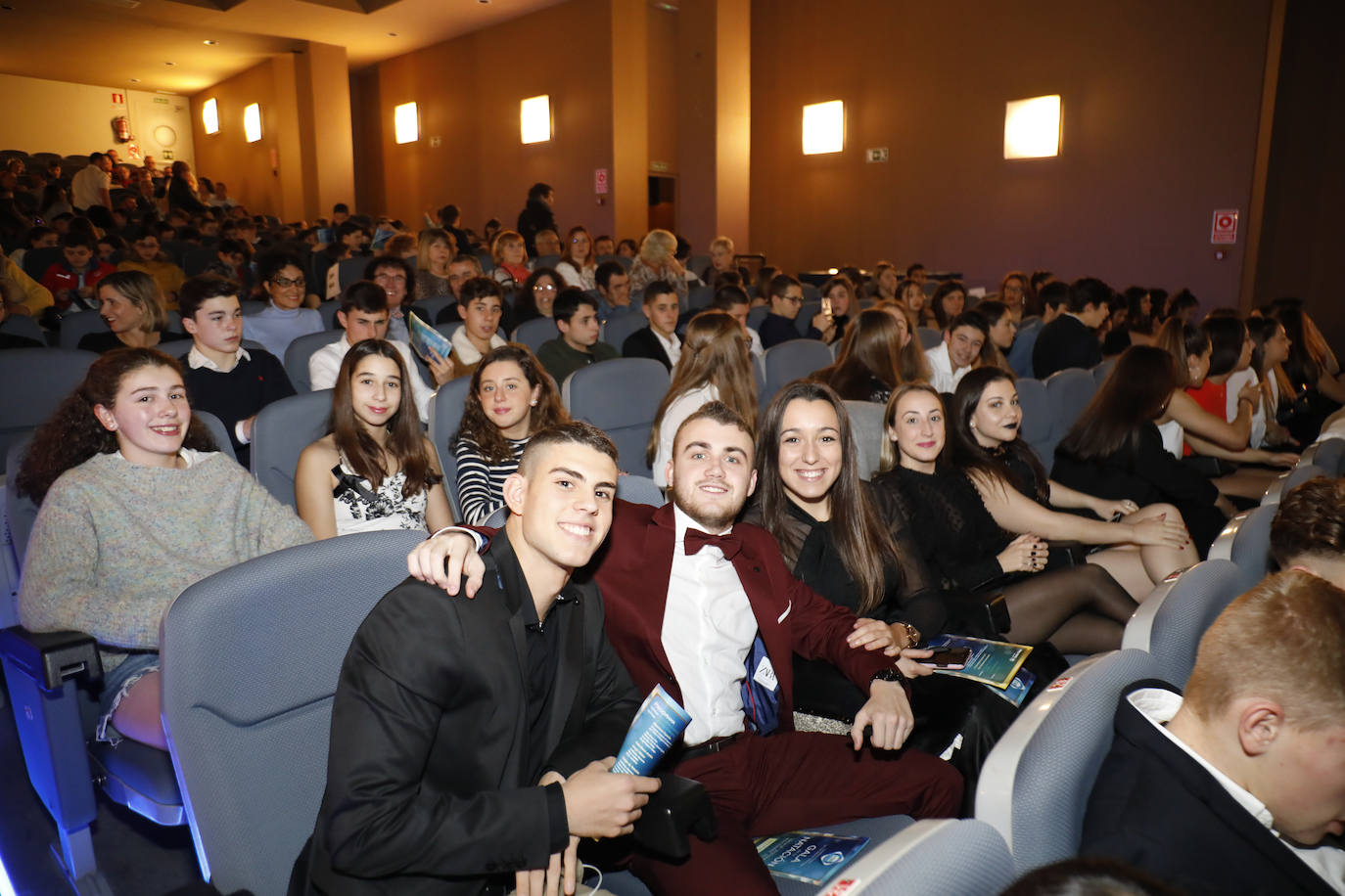 El Club Natación Santa Olaya reunió este viernes a sus mejores deportistas en la gala anual del club que se celebró en el recinto ferial Luis Adaro. Aroa Silva y César Castro fueron distinguidos. 