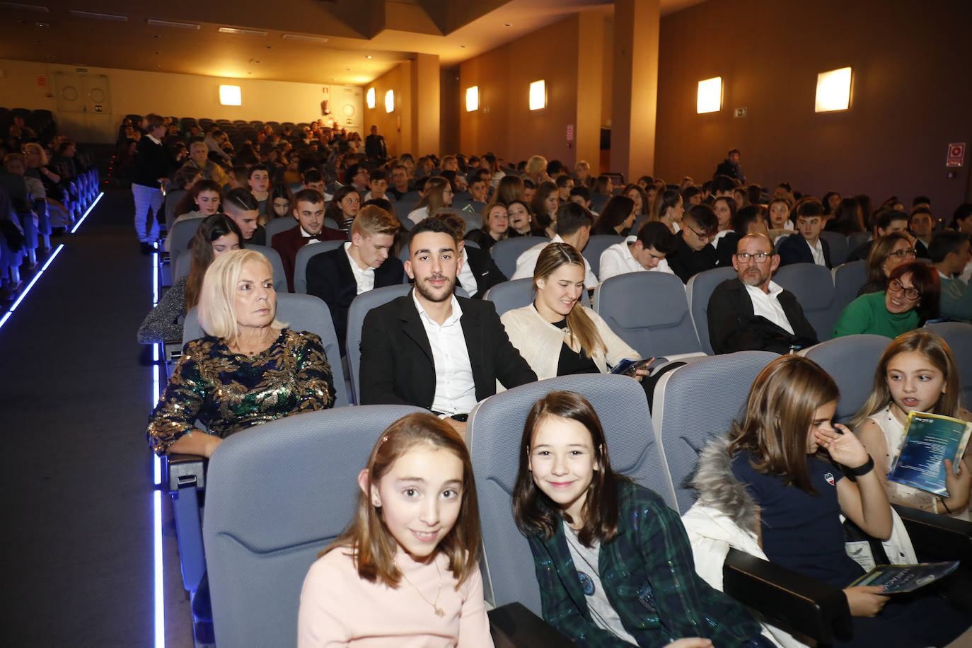 El Club Natación Santa Olaya reunió este viernes a sus mejores deportistas en la gala anual del club que se celebró en el recinto ferial Luis Adaro. Aroa Silva y César Castro fueron distinguidos. 