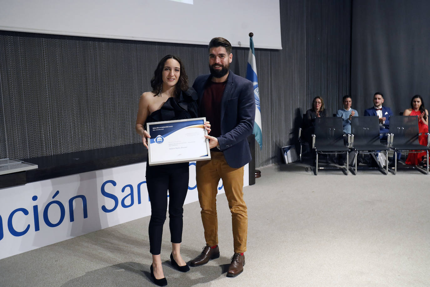 El Club Natación Santa Olaya reunió este viernes a sus mejores deportistas en la gala anual del club que se celebró en el recinto ferial Luis Adaro. Aroa Silva y César Castro fueron distinguidos. 