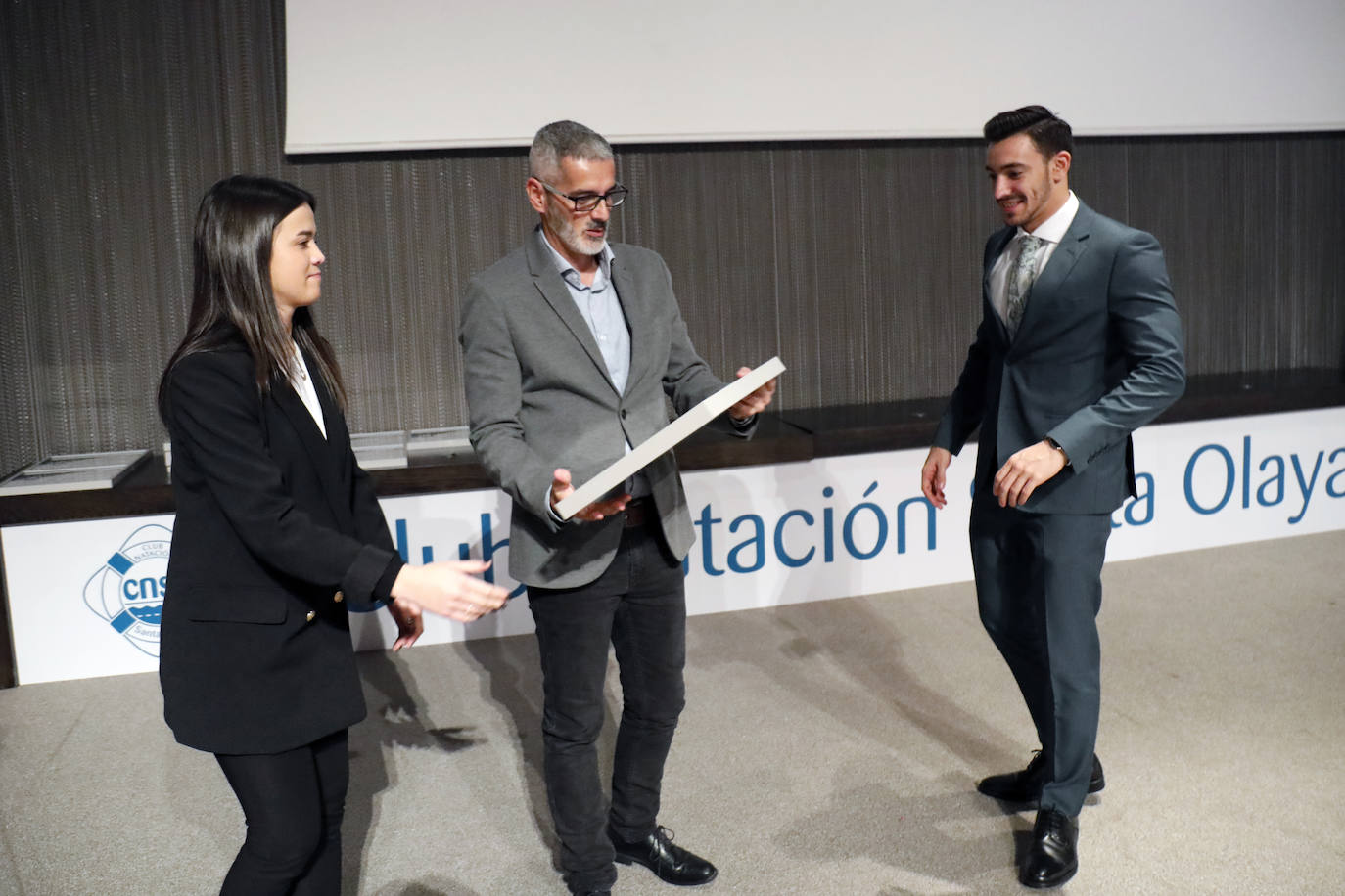 El Club Natación Santa Olaya reunió este viernes a sus mejores deportistas en la gala anual del club que se celebró en el recinto ferial Luis Adaro. Aroa Silva y César Castro fueron distinguidos. 