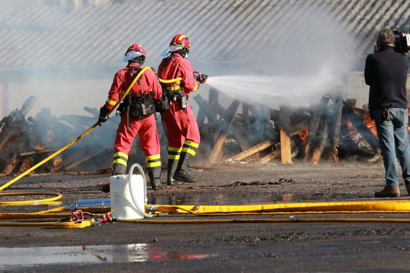 La brigada de Salvamento Minero de Hunosa, la Unidad Militar de Emergencias, el Servicio de Montaña de la Guardia Civil y la unidad de Subsuelo de la Policía Nacional participan, por primera vez de forma conjunta, en un simulacro de accidente en el Pozo Santiago.