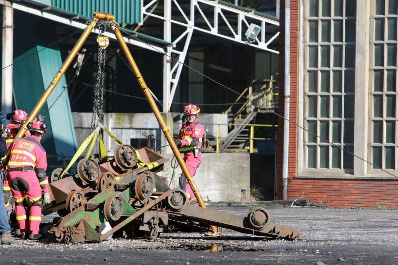 La brigada de Salvamento Minero de Hunosa, la Unidad Militar de Emergencias, el Servicio de Montaña de la Guardia Civil y la unidad de Subsuelo de la Policía Nacional participan, por primera vez de forma conjunta, en un simulacro de accidente en el Pozo Santiago.