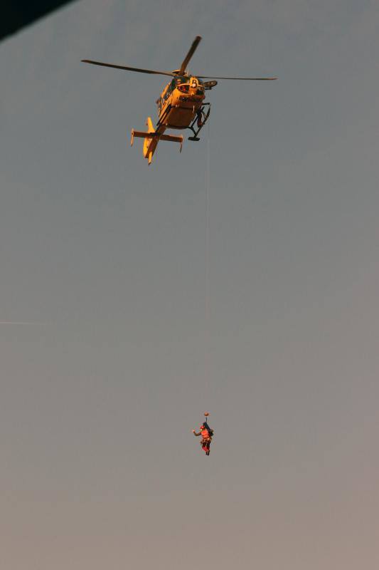 La brigada de Salvamento Minero de Hunosa, la Unidad Militar de Emergencias, el Servicio de Montaña de la Guardia Civil y la unidad de Subsuelo de la Policía Nacional participan, por primera vez de forma conjunta, en un simulacro de accidente en el Pozo Santiago.