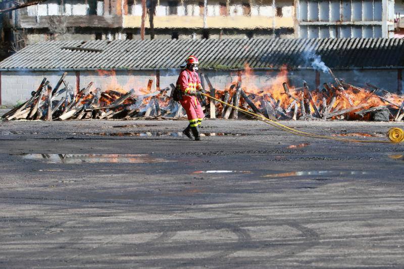 La brigada de Salvamento Minero de Hunosa, la Unidad Militar de Emergencias, el Servicio de Montaña de la Guardia Civil y la unidad de Subsuelo de la Policía Nacional participan, por primera vez de forma conjunta, en un simulacro de accidente en el Pozo Santiago.