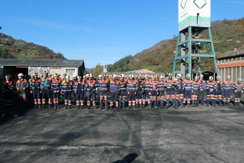 La brigada de Salvamento Minero de Hunosa, la Unidad Militar de Emergencias, el Servicio de Montaña de la Guardia Civil y la unidad de Subsuelo de la Policía Nacional participan, por primera vez de forma conjunta, en un simulacro de accidente en el Pozo Santiago.