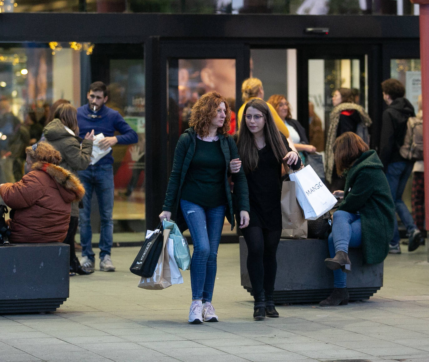 Los asturianos han salido de compras aprovechando los significativos descuentos de este 'Black Friday'. Las tiendas han estado llenas y en puntos comerciales como Intu Asturias se han registrado importantes atascos.