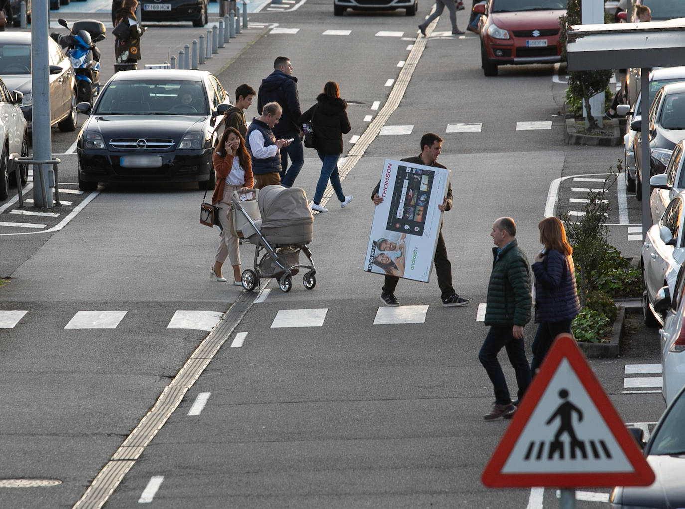 Los asturianos han salido de compras aprovechando los significativos descuentos de este 'Black Friday'. Las tiendas han estado llenas y en puntos comerciales como Intu Asturias se han registrado importantes atascos.