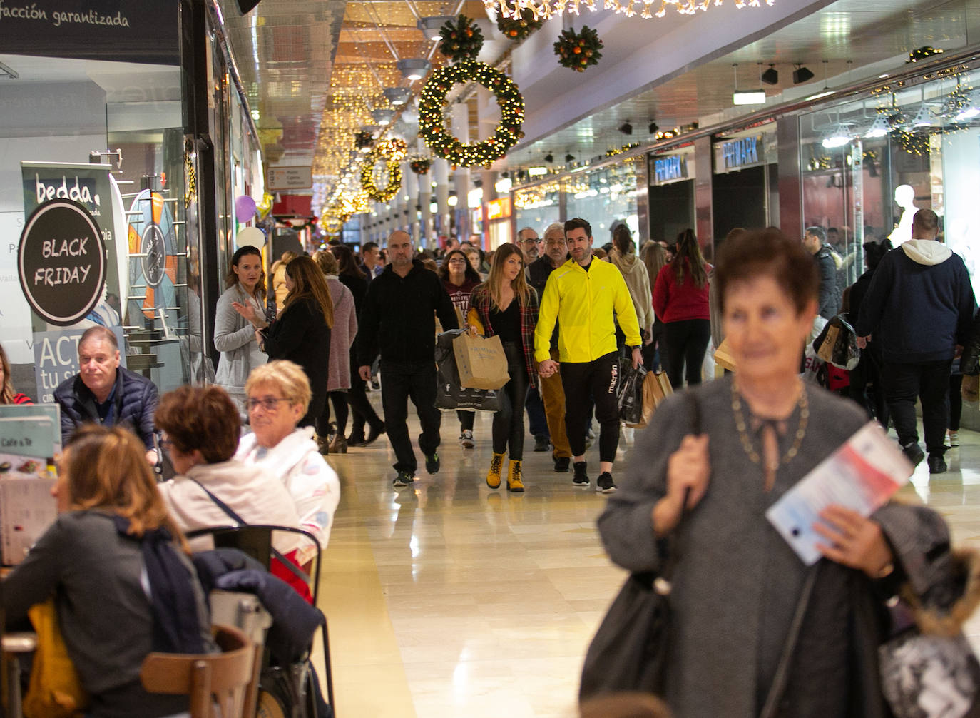 Los asturianos han salido de compras aprovechando los significativos descuentos de este 'Black Friday'. Las tiendas han estado llenas y en puntos comerciales como Intu Asturias se han registrado importantes atascos.