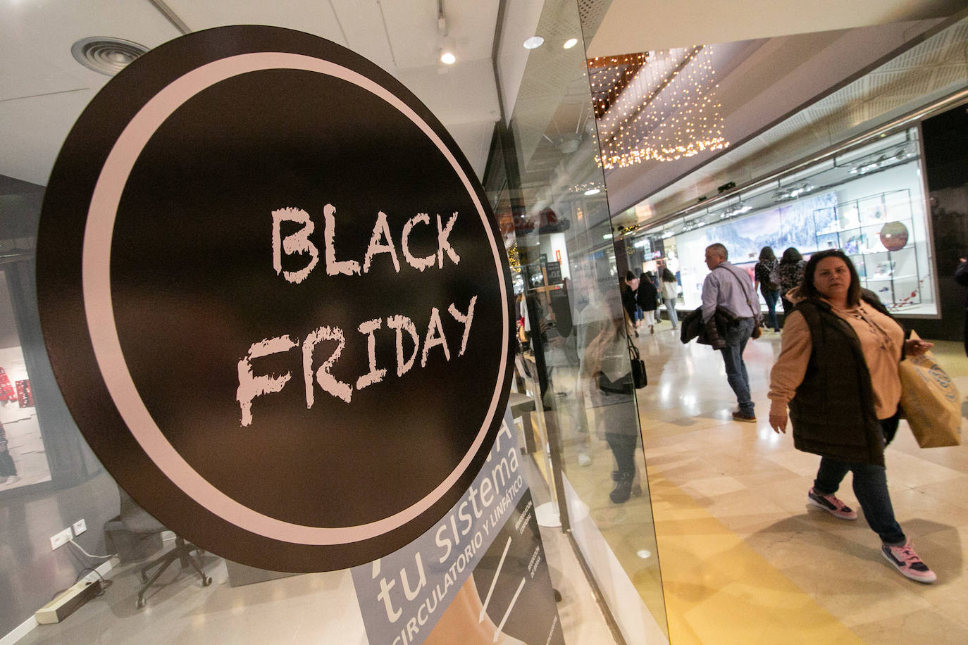 Los asturianos han salido de compras aprovechando los significativos descuentos de este 'Black Friday'. Las tiendas han estado llenas y en puntos comerciales como Intu Asturias se han registrado importantes atascos.
