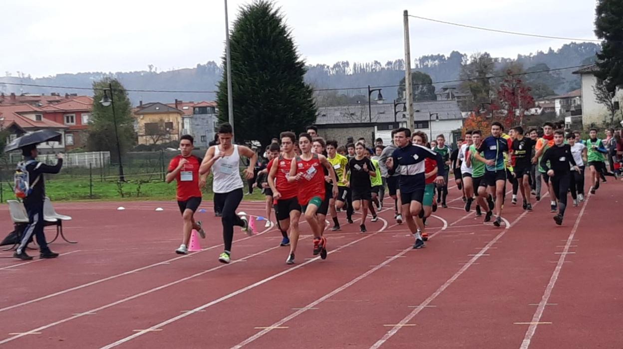 Salida de los atletas de mayor edad, ayer en el cross escolar del Oriente celebrado en Posada. 
