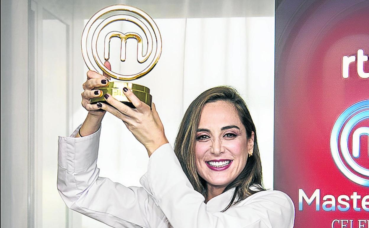 Tamara exhibe el trofeo. Arriba, con Isabel Preysler, Mario Vargas Llosa y su hermana Xandra Falcó, que estuvieron en la final. 