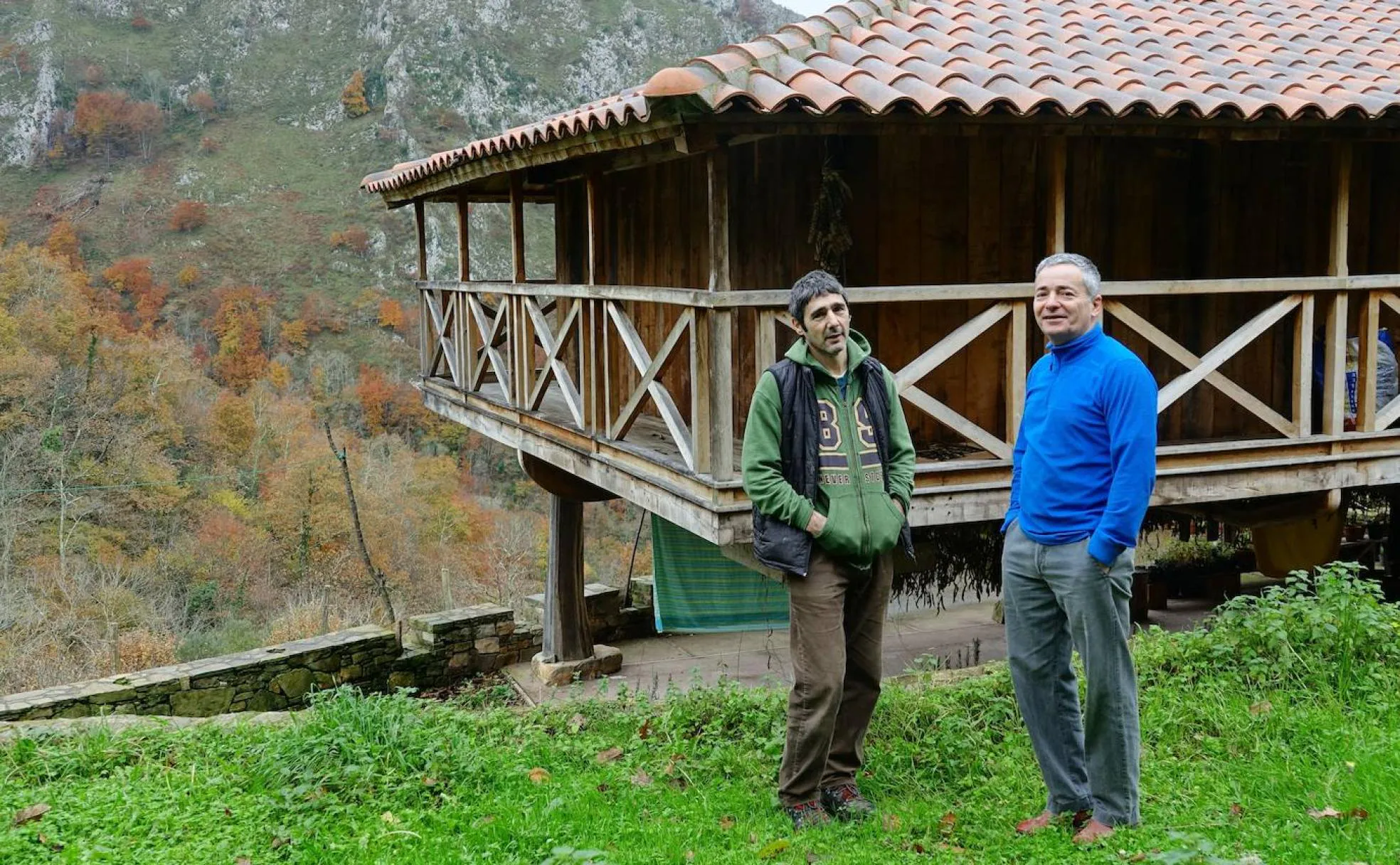 Nacho Vega y José de la Torre, dos de los nuevos pobladores que se han asentado en el núcleo rural de Bustovela.
