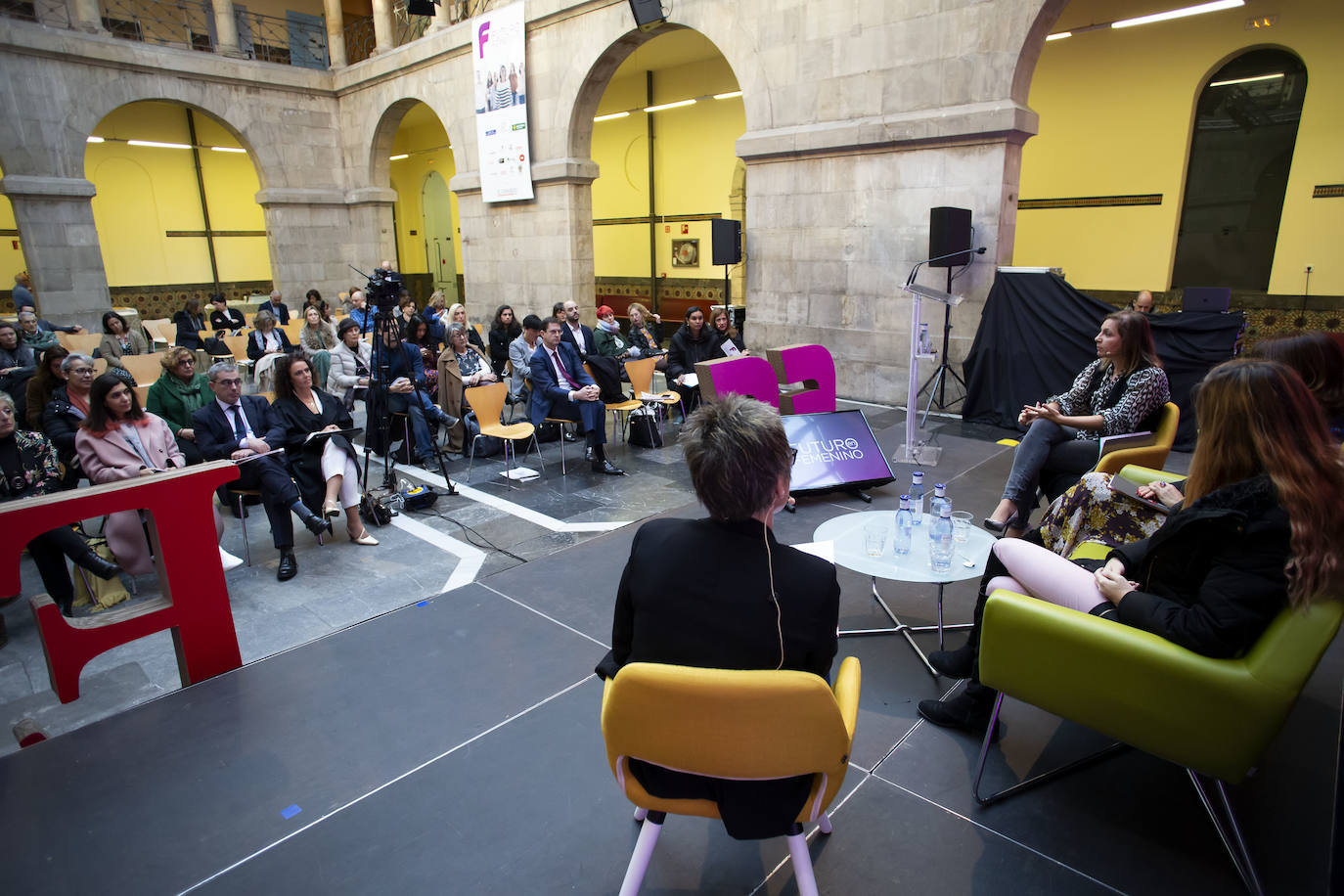 La directora general de Igualdad del Principado, Nuria Varela, ha sido la encargada de abrir la jornada Futuro en Femenino organizada en Gijón por EL COMERCIO.