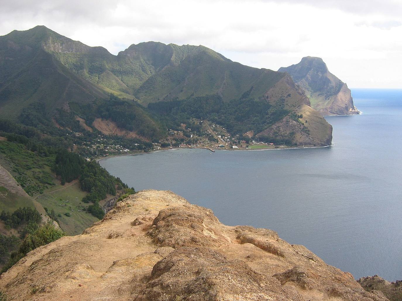 La isla de Alejandro Selkirk, una pequeña isla de Chile que forma parte del archipiélago Juan Fernández. Anteriormente se le conocía como 'Más Afuera' (o más hacia el mar). Está situada a 180 km. al oeste de la isla Robinson Crusoe en el sureste del Océano Pacífico. Es de difícil acceso y rara vez visitada por extranjeros.