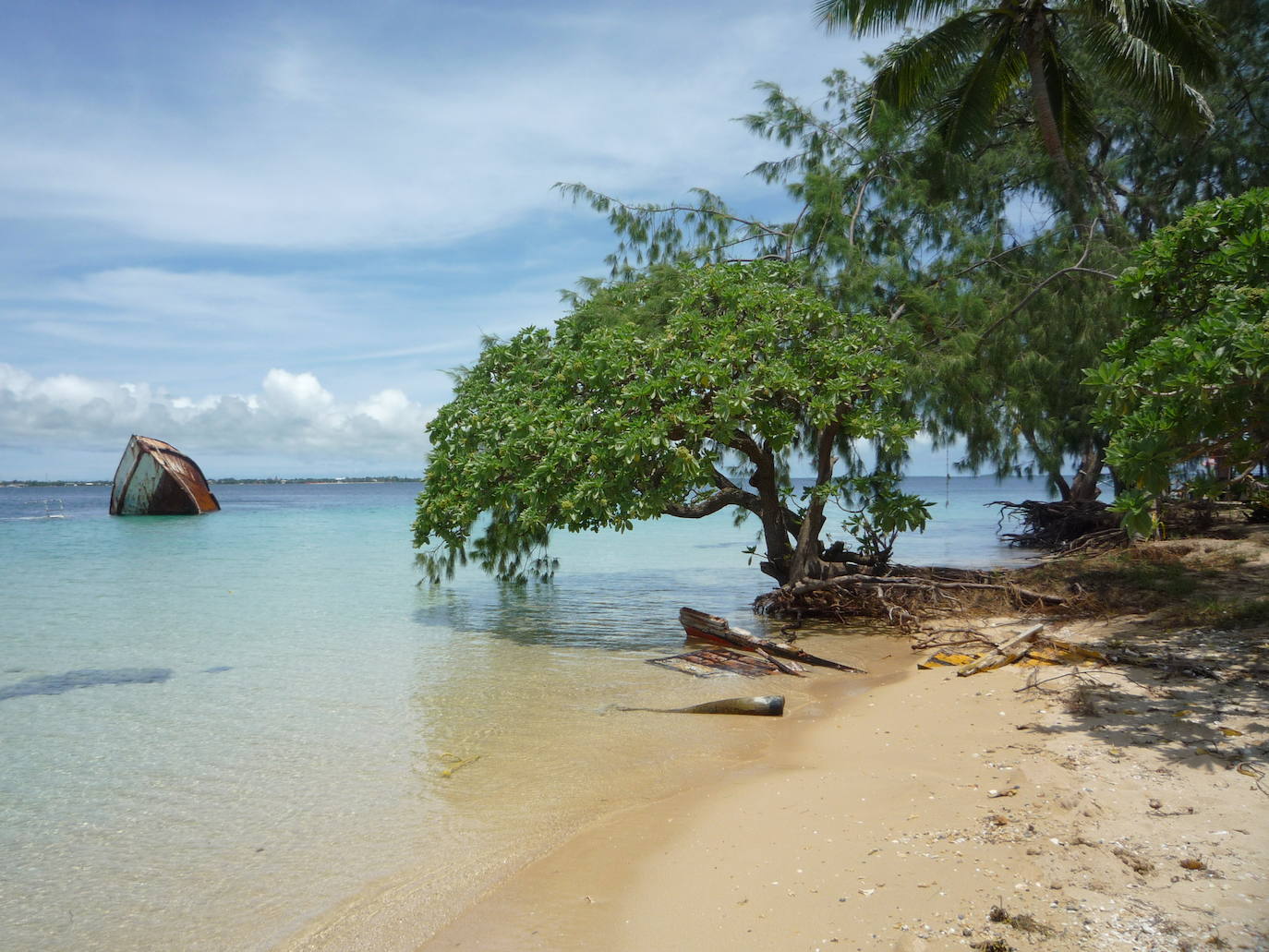 TONGA | Se encuentra a 2.000 kilómetros de Nueva Zelanda. Este país está formado por 176 islas polinesias agrupadas en cuatro archipiélagos, de las cuales solamente están habitadas 36. Playas de arena blanca, arrecifes de coral, cráteres de antiguos volcanes... Tonga nunca ha sido colonizada.