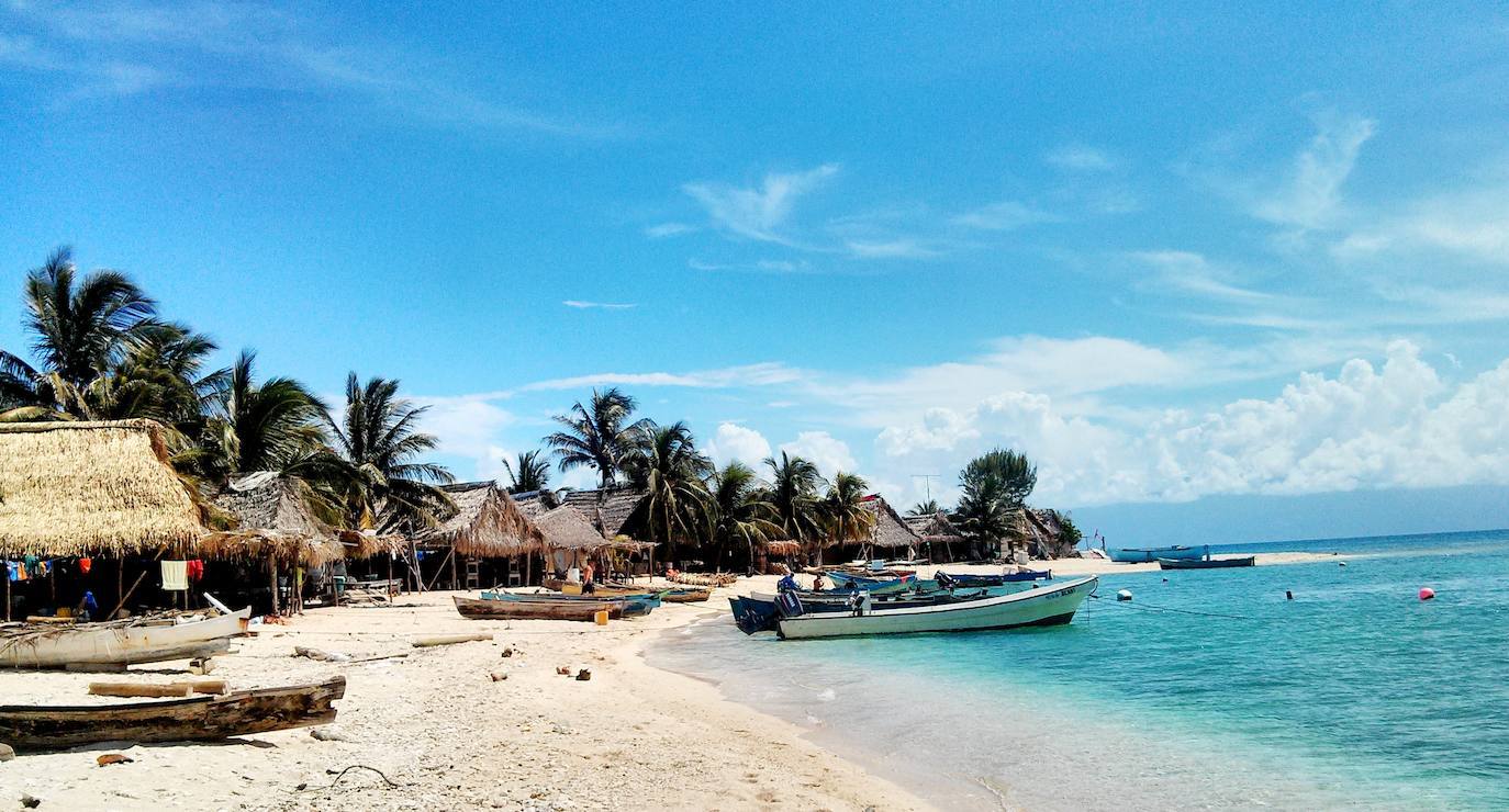 CAYO CHACHAHUATE (HONDURAS) | Se trata de un pequeño núcleo garífuna con paisajes vírgenes. Cayo Chachahuate está a una hora en lancha de Cayos Cochinos y apenas cuenta con cuatro cabañas muy básicas donde dormir.