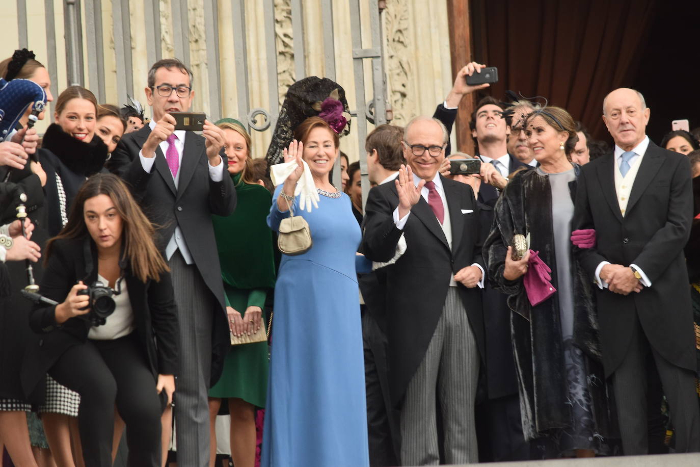 El hijo menor de Luis Fernández-Vega, Andrés Fernández-Vega Cueto-Felgueroso, celebró este sábado su boda con la odontóloga gallega Emma Quiroga. El multitudinario enlace tuvo lugar en la Iglesia de los Jerónimos, en Madrid, y contó con la presencia de numerosas personalidades de Asturias. La novia llegó a la iglesia, muy sonriente, del brazo de su padre, con un sencillo vestido de manga larga y cuello alto, sobre el que lucía una larga capa. Tras la ceremonia religiosa, los novios salieron, visiblemente emocionados de la iglesia, mientras una banda de gaitas gallega acompañaba sus pasos. Varios autobuses se encargaron de trasladar a los invitados hasta la exclusiva Quinta del Jarama, a unos 25 kilómetros al norte de Madrid, donde continuarán las celebraciones. Informa Ana Ranera. 