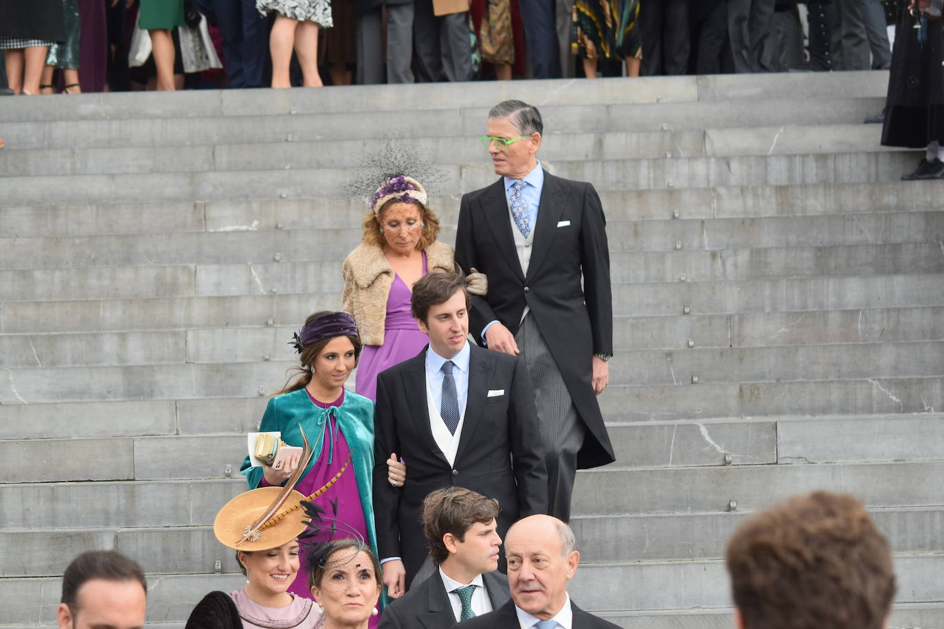 El hijo menor de Luis Fernández-Vega, Andrés Fernández-Vega Cueto-Felgueroso, celebró este sábado su boda con la odontóloga gallega Emma Quiroga. El multitudinario enlace tuvo lugar en la Iglesia de los Jerónimos, en Madrid, y contó con la presencia de numerosas personalidades de Asturias. La novia llegó a la iglesia, muy sonriente, del brazo de su padre, con un sencillo vestido de manga larga y cuello alto, sobre el que lucía una larga capa. Tras la ceremonia religiosa, los novios salieron, visiblemente emocionados de la iglesia, mientras una banda de gaitas gallega acompañaba sus pasos. Varios autobuses se encargaron de trasladar a los invitados hasta la exclusiva Quinta del Jarama, a unos 25 kilómetros al norte de Madrid, donde continuarán las celebraciones. Informa Ana Ranera. 