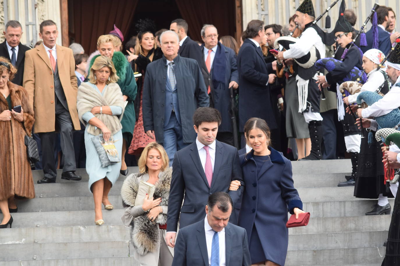 El hijo menor de Luis Fernández-Vega, Andrés Fernández-Vega Cueto-Felgueroso, celebró este sábado su boda con la odontóloga gallega Emma Quiroga. El multitudinario enlace tuvo lugar en la Iglesia de los Jerónimos, en Madrid, y contó con la presencia de numerosas personalidades de Asturias. La novia llegó a la iglesia, muy sonriente, del brazo de su padre, con un sencillo vestido de manga larga y cuello alto, sobre el que lucía una larga capa. Tras la ceremonia religiosa, los novios salieron, visiblemente emocionados de la iglesia, mientras una banda de gaitas gallega acompañaba sus pasos. Varios autobuses se encargaron de trasladar a los invitados hasta la exclusiva Quinta del Jarama, a unos 25 kilómetros al norte de Madrid, donde continuarán las celebraciones. Informa Ana Ranera. 