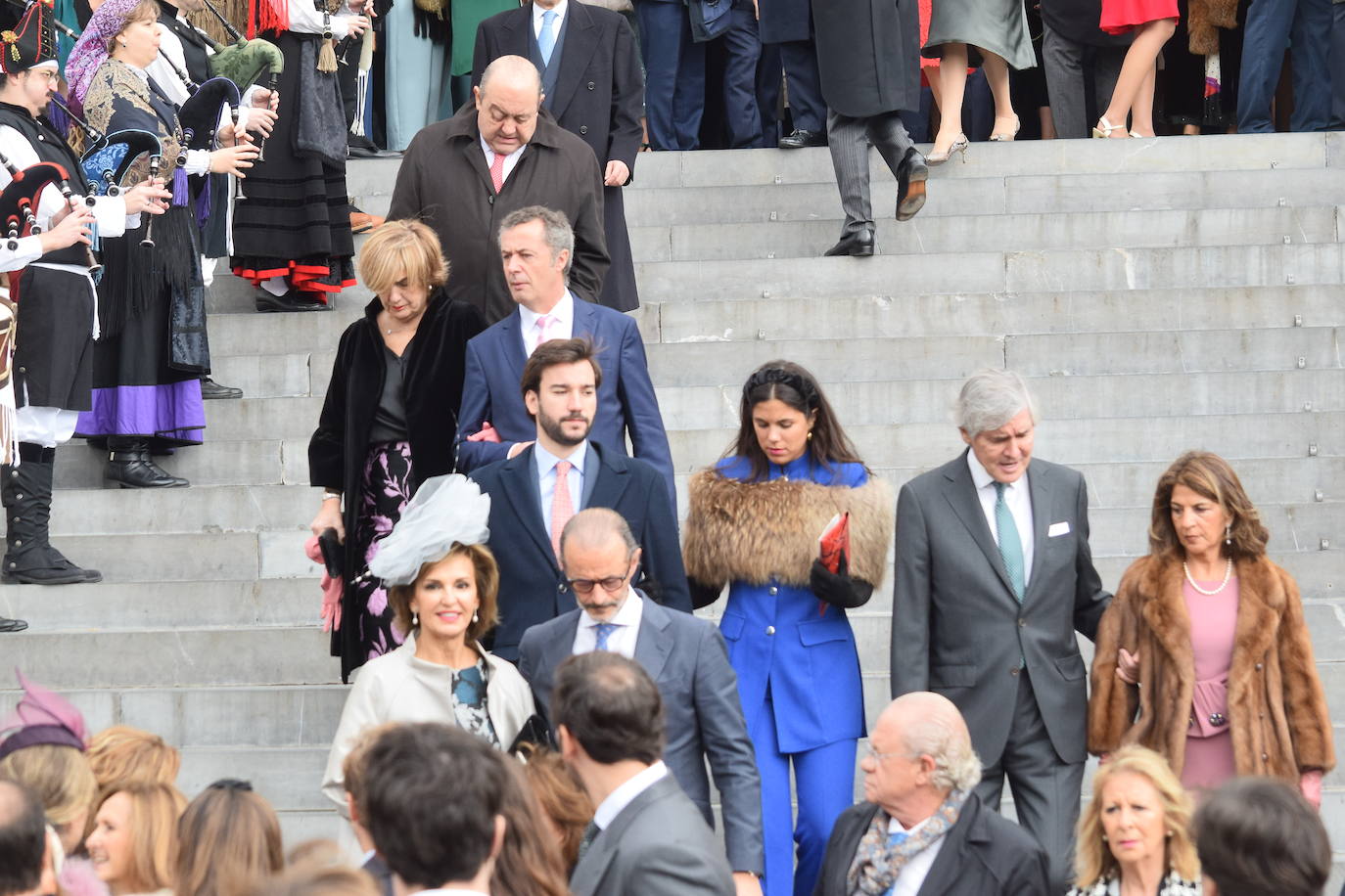 El hijo menor de Luis Fernández-Vega, Andrés Fernández-Vega Cueto-Felgueroso, celebró este sábado su boda con la odontóloga gallega Emma Quiroga. El multitudinario enlace tuvo lugar en la Iglesia de los Jerónimos, en Madrid, y contó con la presencia de numerosas personalidades de Asturias. La novia llegó a la iglesia, muy sonriente, del brazo de su padre, con un sencillo vestido de manga larga y cuello alto, sobre el que lucía una larga capa. Tras la ceremonia religiosa, los novios salieron, visiblemente emocionados de la iglesia, mientras una banda de gaitas gallega acompañaba sus pasos. Varios autobuses se encargaron de trasladar a los invitados hasta la exclusiva Quinta del Jarama, a unos 25 kilómetros al norte de Madrid, donde continuarán las celebraciones. Informa Ana Ranera. 