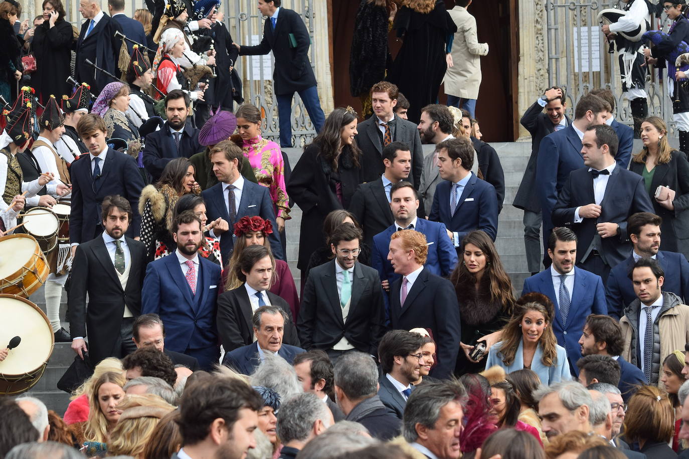 El hijo menor de Luis Fernández-Vega, Andrés Fernández-Vega Cueto-Felgueroso, celebró este sábado su boda con la odontóloga gallega Emma Quiroga. El multitudinario enlace tuvo lugar en la Iglesia de los Jerónimos, en Madrid, y contó con la presencia de numerosas personalidades de Asturias. La novia llegó a la iglesia, muy sonriente, del brazo de su padre, con un sencillo vestido de manga larga y cuello alto, sobre el que lucía una larga capa. Tras la ceremonia religiosa, los novios salieron, visiblemente emocionados de la iglesia, mientras una banda de gaitas gallega acompañaba sus pasos. Varios autobuses se encargaron de trasladar a los invitados hasta la exclusiva Quinta del Jarama, a unos 25 kilómetros al norte de Madrid, donde continuarán las celebraciones. Informa Ana Ranera. 