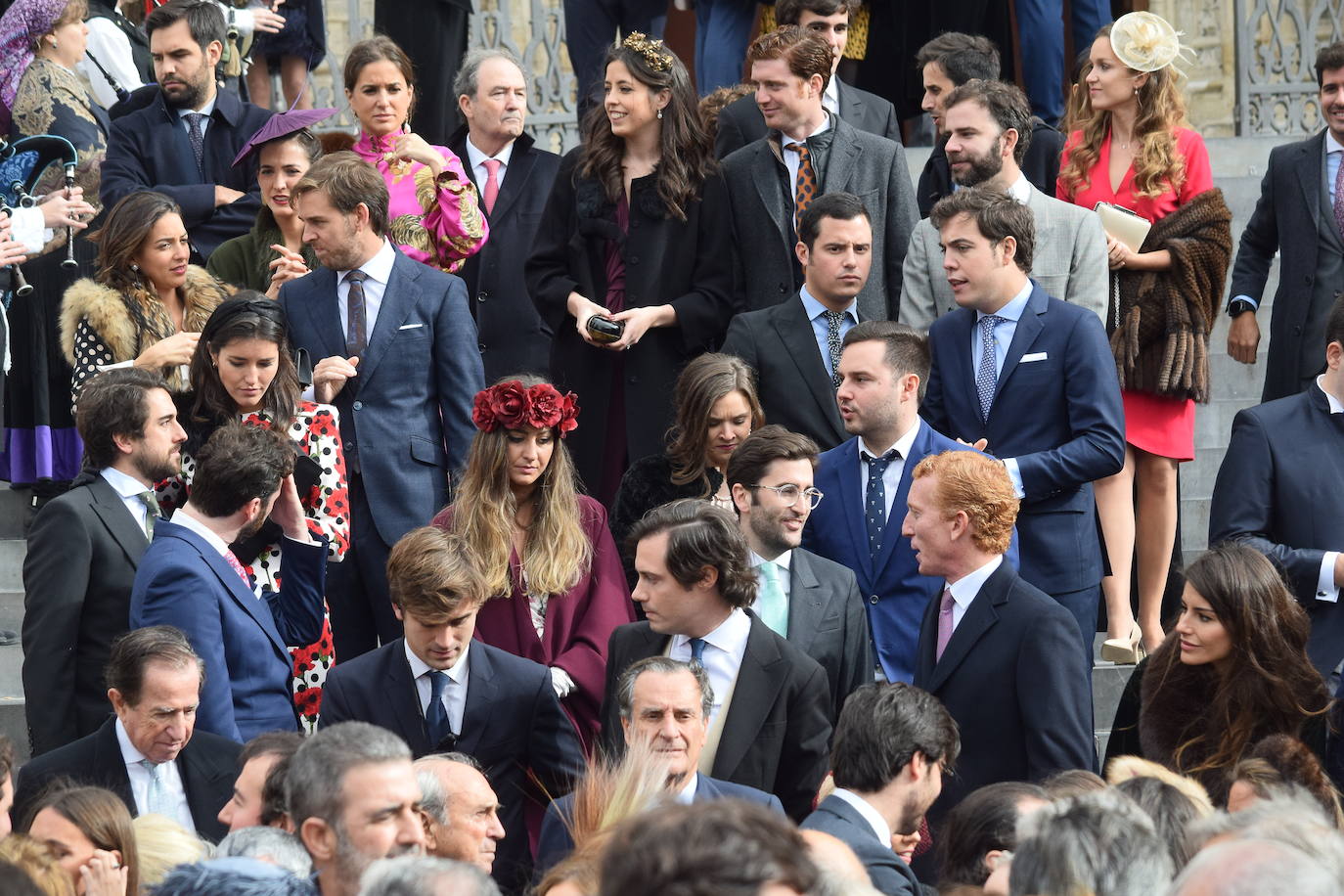 El hijo menor de Luis Fernández-Vega, Andrés Fernández-Vega Cueto-Felgueroso, celebró este sábado su boda con la odontóloga gallega Emma Quiroga. El multitudinario enlace tuvo lugar en la Iglesia de los Jerónimos, en Madrid, y contó con la presencia de numerosas personalidades de Asturias. La novia llegó a la iglesia, muy sonriente, del brazo de su padre, con un sencillo vestido de manga larga y cuello alto, sobre el que lucía una larga capa. Tras la ceremonia religiosa, los novios salieron, visiblemente emocionados de la iglesia, mientras una banda de gaitas gallega acompañaba sus pasos. Varios autobuses se encargaron de trasladar a los invitados hasta la exclusiva Quinta del Jarama, a unos 25 kilómetros al norte de Madrid, donde continuarán las celebraciones. Informa Ana Ranera. 