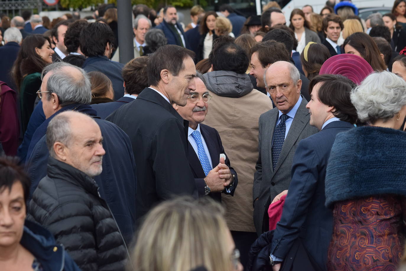 El hijo menor de Luis Fernández-Vega, Andrés Fernández-Vega Cueto-Felgueroso, celebró este sábado su boda con la odontóloga gallega Emma Quiroga. El multitudinario enlace tuvo lugar en la Iglesia de los Jerónimos, en Madrid, y contó con la presencia de numerosas personalidades de Asturias. La novia llegó a la iglesia, muy sonriente, del brazo de su padre, con un sencillo vestido de manga larga y cuello alto, sobre el que lucía una larga capa. Tras la ceremonia religiosa, los novios salieron, visiblemente emocionados de la iglesia, mientras una banda de gaitas gallega acompañaba sus pasos. Varios autobuses se encargaron de trasladar a los invitados hasta la exclusiva Quinta del Jarama, a unos 25 kilómetros al norte de Madrid, donde continuarán las celebraciones. Informa Ana Ranera. 