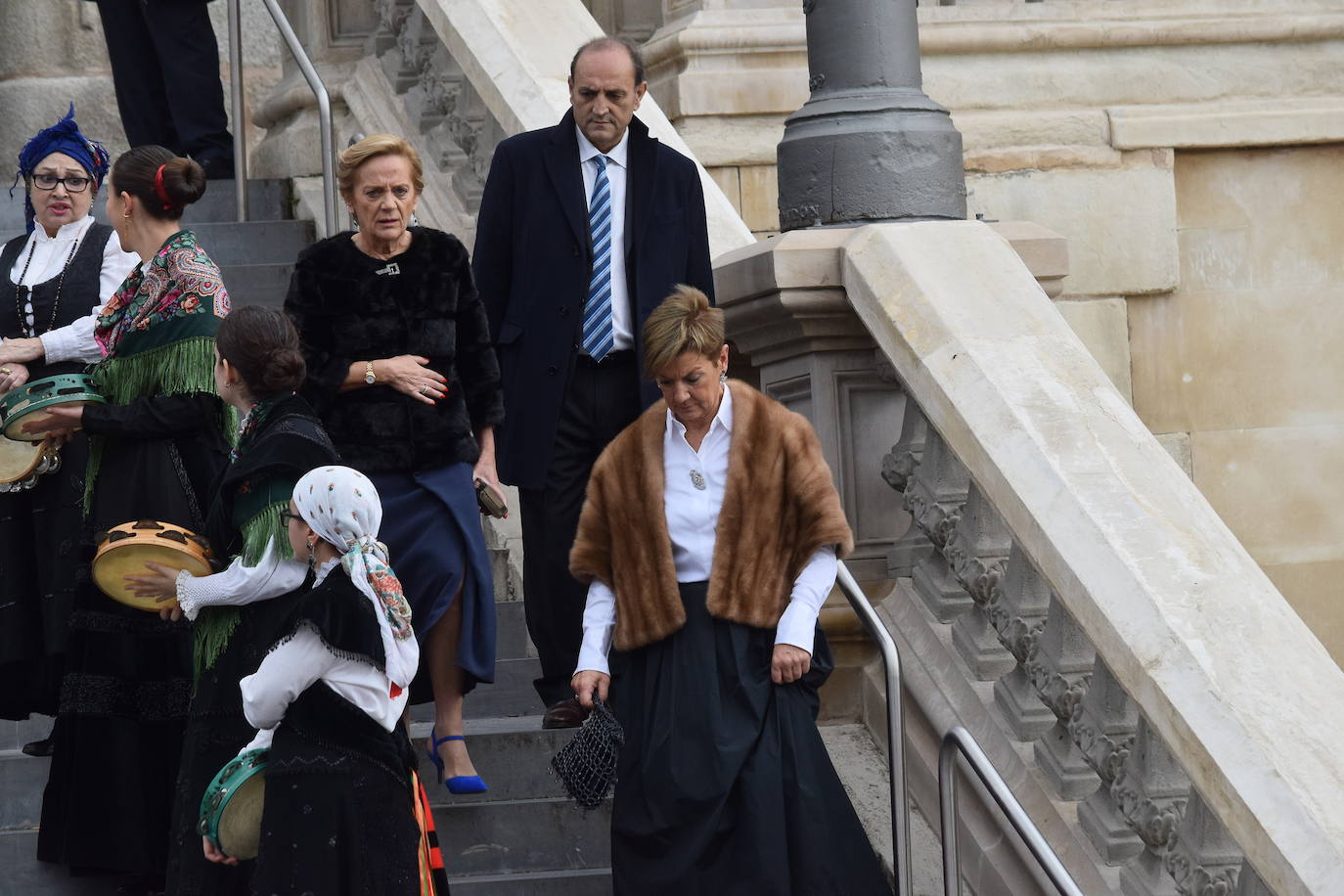 El hijo menor de Luis Fernández-Vega, Andrés Fernández-Vega Cueto-Felgueroso, celebró este sábado su boda con la odontóloga gallega Emma Quiroga. El multitudinario enlace tuvo lugar en la Iglesia de los Jerónimos, en Madrid, y contó con la presencia de numerosas personalidades de Asturias. La novia llegó a la iglesia, muy sonriente, del brazo de su padre, con un sencillo vestido de manga larga y cuello alto, sobre el que lucía una larga capa. Tras la ceremonia religiosa, los novios salieron, visiblemente emocionados de la iglesia, mientras una banda de gaitas gallega acompañaba sus pasos. Varios autobuses se encargaron de trasladar a los invitados hasta la exclusiva Quinta del Jarama, a unos 25 kilómetros al norte de Madrid, donde continuarán las celebraciones. Informa Ana Ranera. 