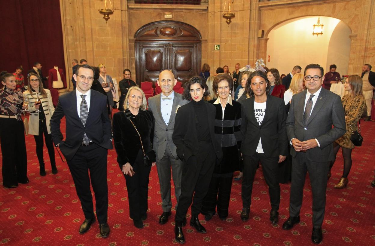 Javier Cuesta, Teresa Laso, Modesto Lomba, Carlota Barrera, Covadonga O'Shea, Rubén Fernández y Julio González Zapico, en la entrega de los premios. 