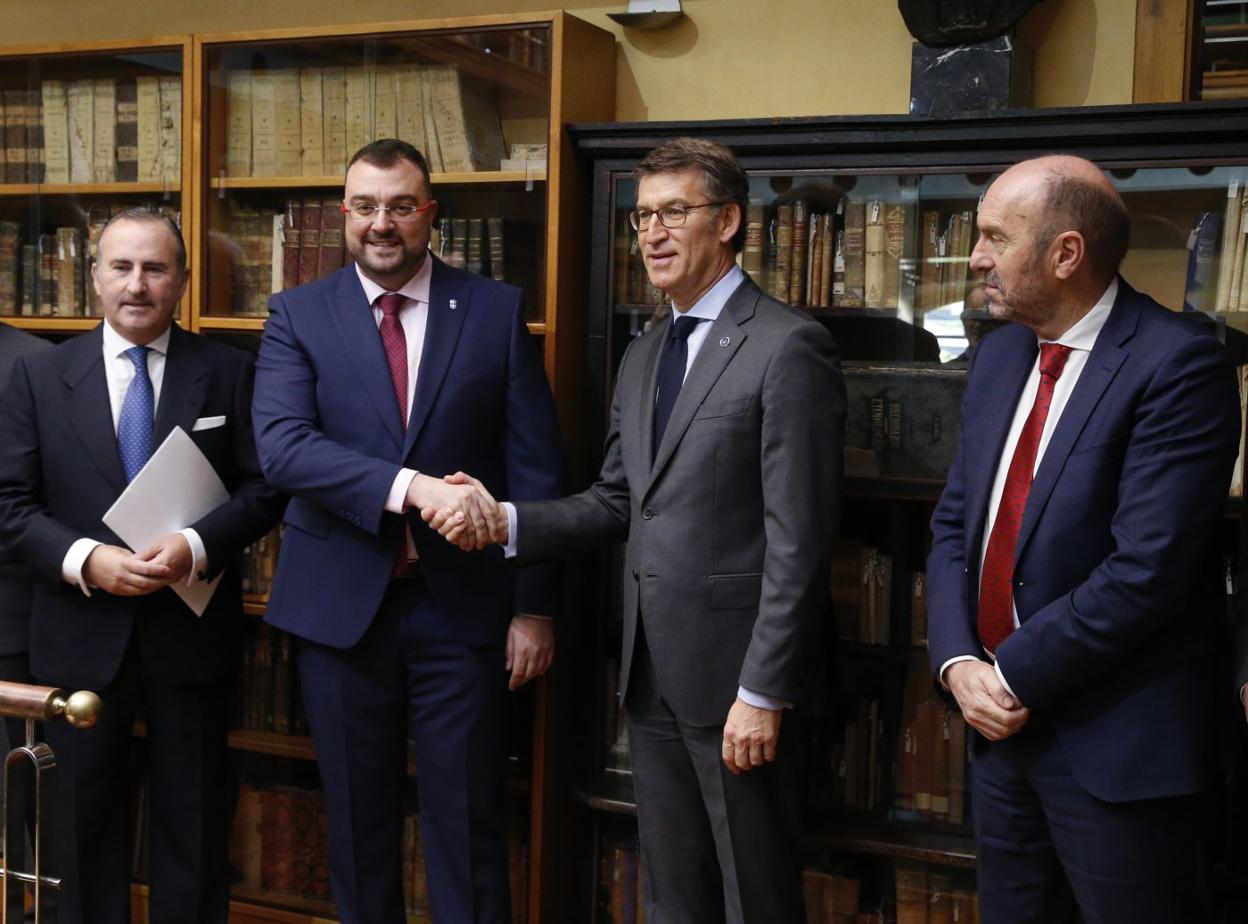 Pablo Junceda, Adrián Barbón, Alberto Núñez Feijóo y Juan Cofiño, ayer, en Vegadeo. 