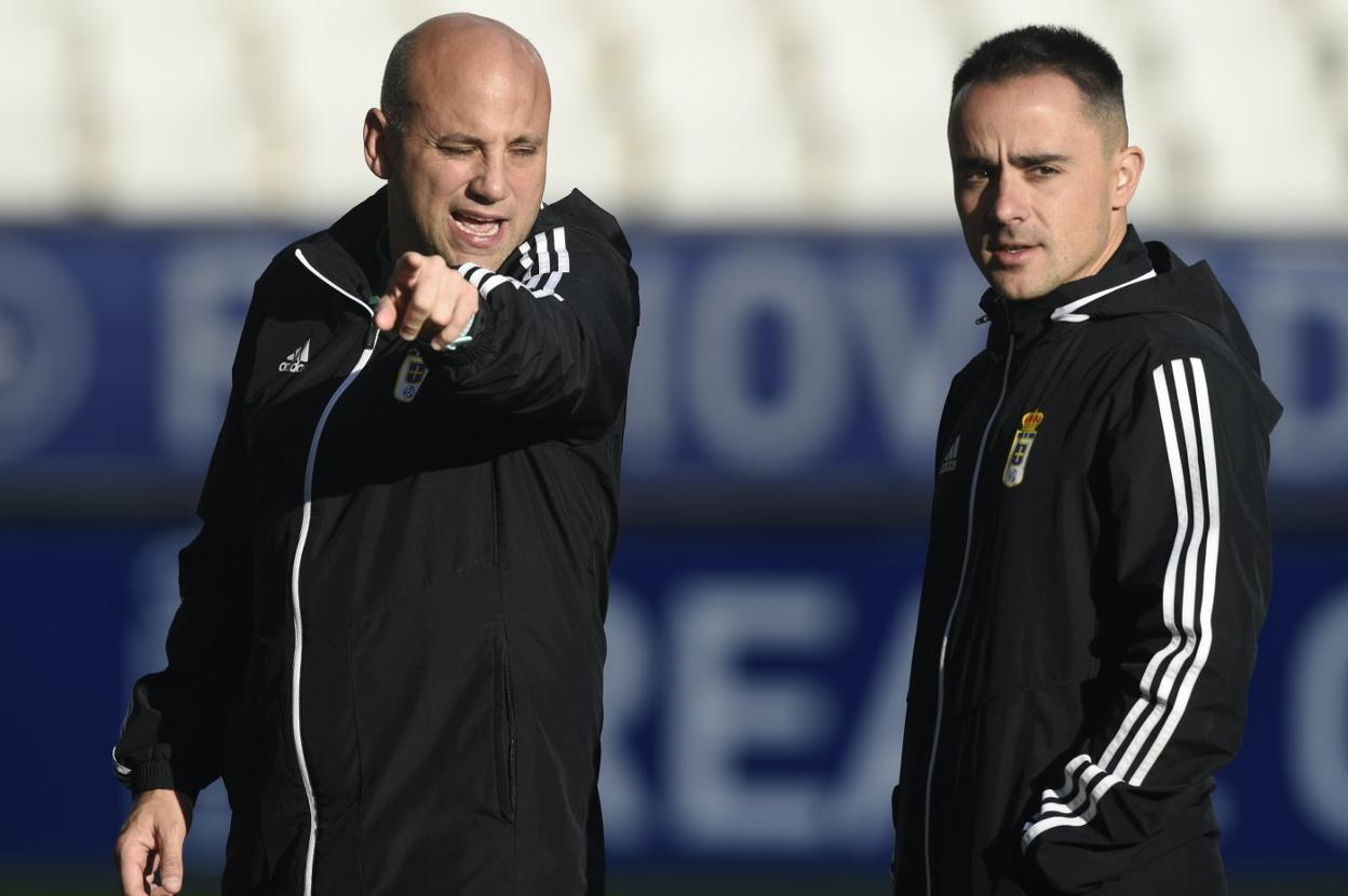 El entrenador Javi Rozada, junto al preparador físico, Alberto Martínez, en el Carlos Tartiere. 