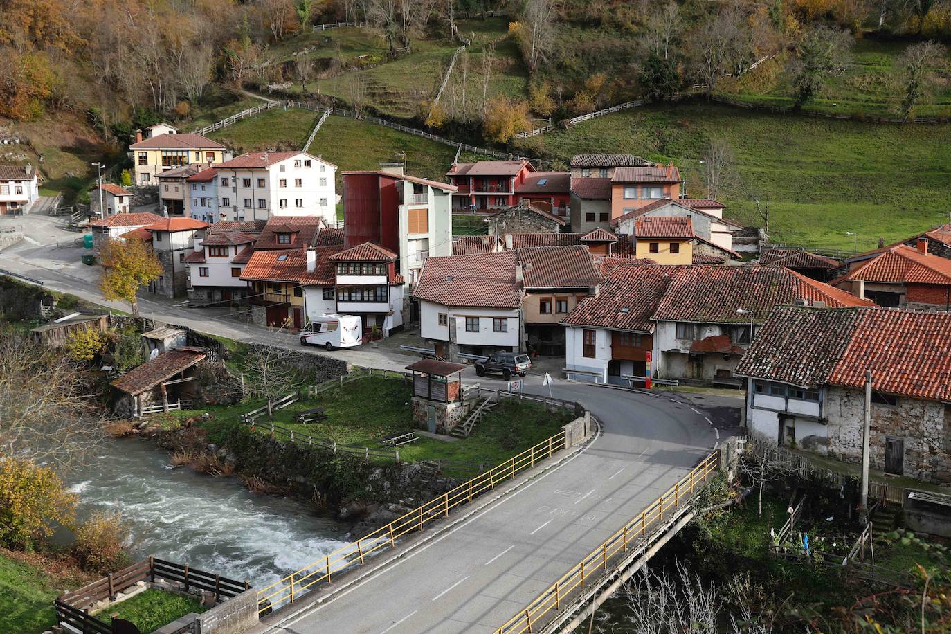 64.100 asturianos de más de 65 años viven solos, si bien en la zona rural la cercanía con los vecinos reduce el riesgo de aislamiento extremo