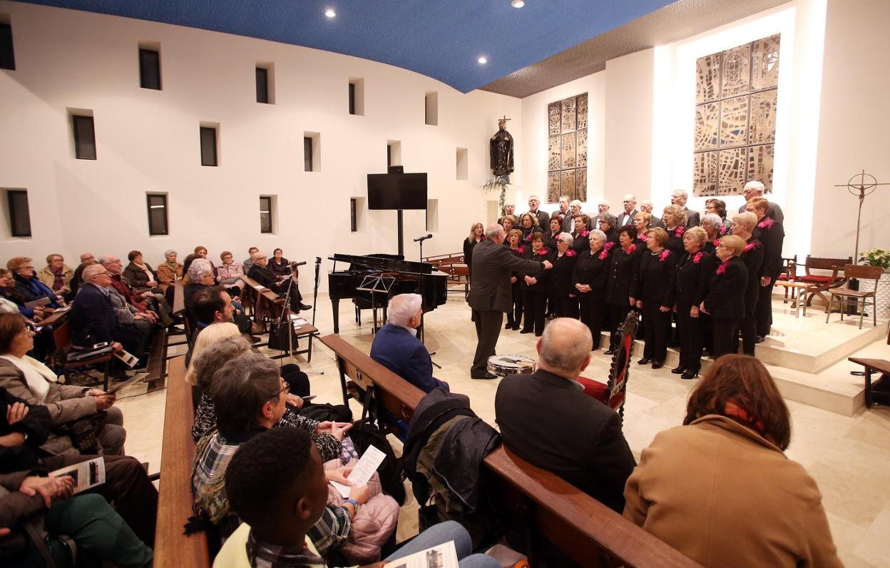 La Federación de Coros del Principado actuó en la iglesia. 