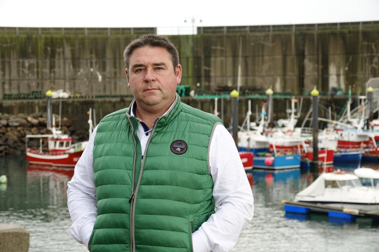 El nuevo patrón mayor de la cofradía de Lastres, Eduardo Cuevas, en el puerto. 