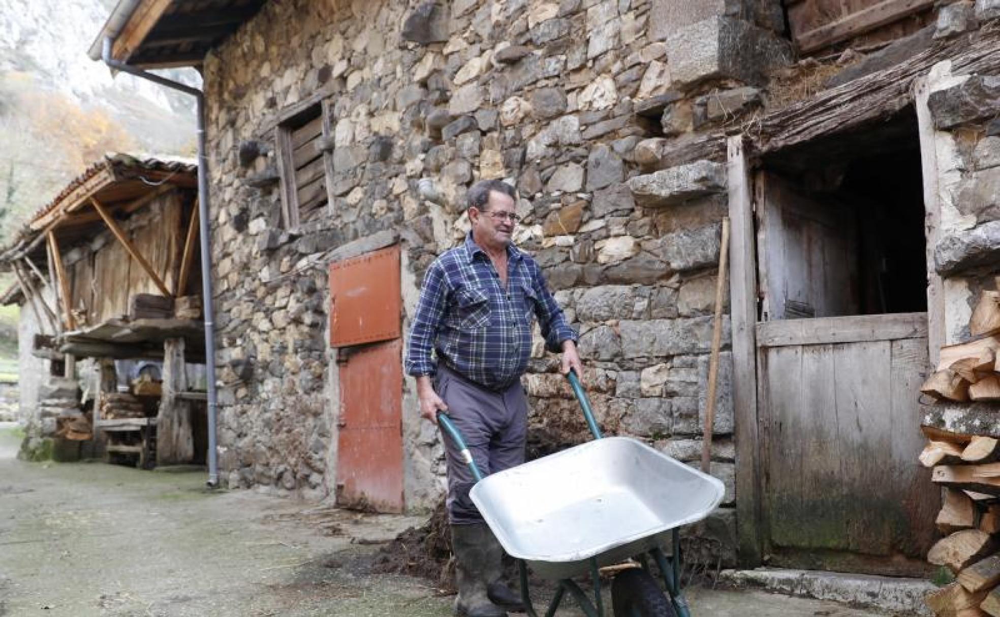Marcelino Fernández trabaja con su carretilla.