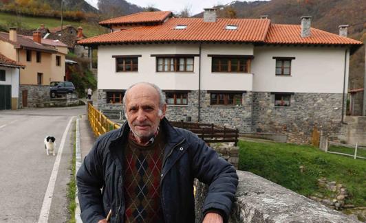 Samuel Fernández, en el puente sobre el recién nacido Nalón, en Soto de Caso. 