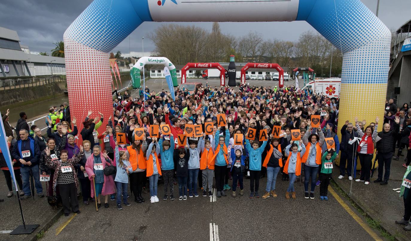 Ha llovido mucho, pero eso no mermó los ánimos de los participantes en la Marcha Familiar Solidaria de EL COMERCIO, organizada este año en beneficio de la asociación Galbán, dedicada a apoyar a familias de niños con cáncer.