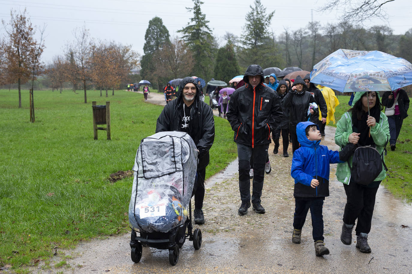 Ha llovido mucho, pero eso no mermó los ánimos de los participantes en la Marcha Familiar Solidaria de EL COMERCIO, organizada este año en beneficio de la asociación Galbán, dedicada a apoyar a familias de niños con cáncer.