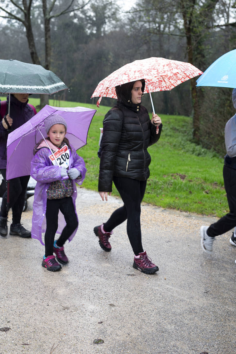 Ha llovido mucho, pero eso no mermó los ánimos de los participantes en la Marcha Familiar Solidaria de EL COMERCIO, organizada este año en beneficio de la asociación Galbán, dedicada a apoyar a familias de niños con cáncer.