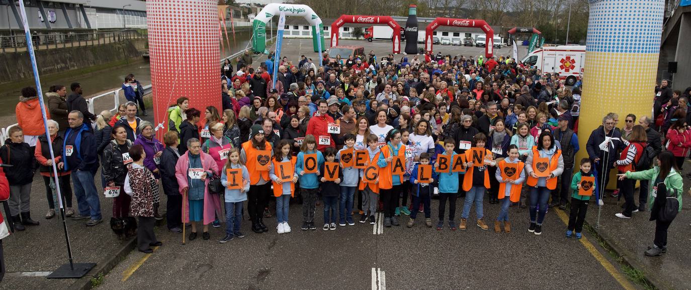 Ha llovido mucho, pero eso no mermó los ánimos de los participantes en la Marcha Familiar Solidaria de EL COMERCIO, organizada este año en beneficio de la asociación Galbán, dedicada a apoyar a familias de niños con cáncer.