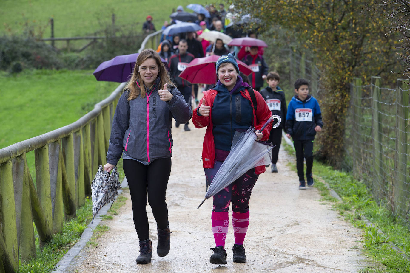 Ha llovido mucho, pero eso no mermó los ánimos de los participantes en la Marcha Familiar Solidaria de EL COMERCIO, organizada este año en beneficio de la asociación Galbán, dedicada a apoyar a familias de niños con cáncer.